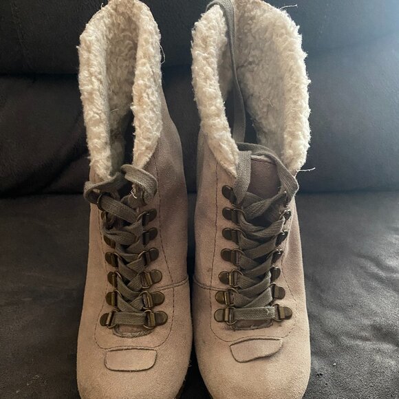 🥾 "Fluffin’ Fabulous: The Two-Time Trekker Boots" - Picture 1 of 5